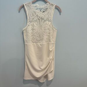 WHITE DRESS WORN ONCE
*size 8*
No signs of wear
Was dry cleaned after worn